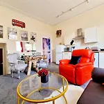 Stylish Clifton Flat, Permit Parking X1, Garden & Picnic Area