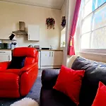 Stylish Clifton Flat, Permit Parking X1, Garden & Picnic Area