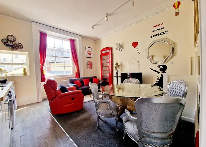 Stylish Clifton Flat, Permit Parking X1, Garden & Picnic Area