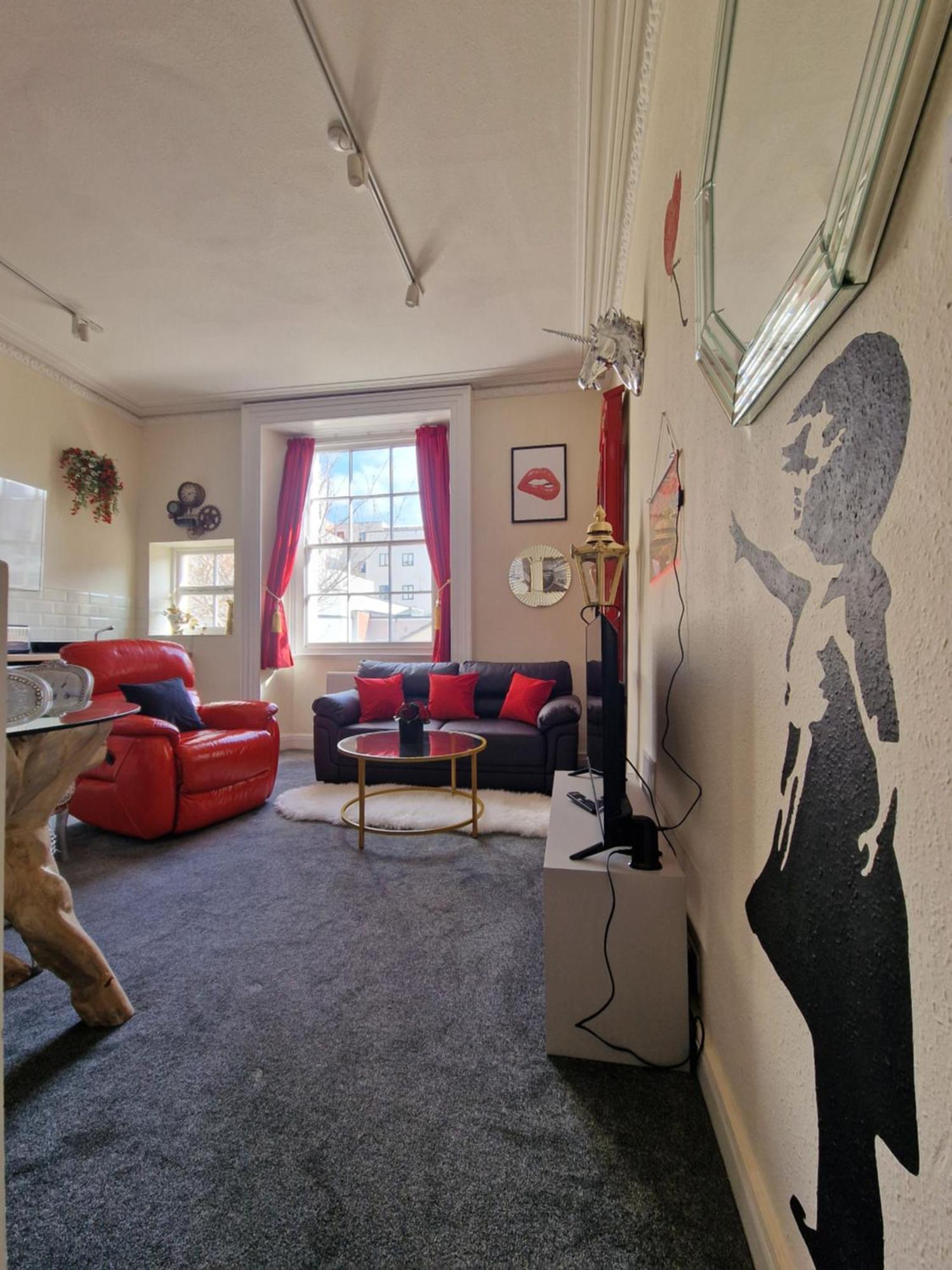 Stylish Clifton Flat, Permit Parking X1, Garden & Picnic Area *